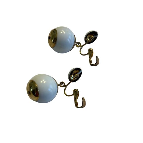 Mod clip on earrings white beads & gold tone finishes vintage 1970’s runway chic - Picture 4 of 5